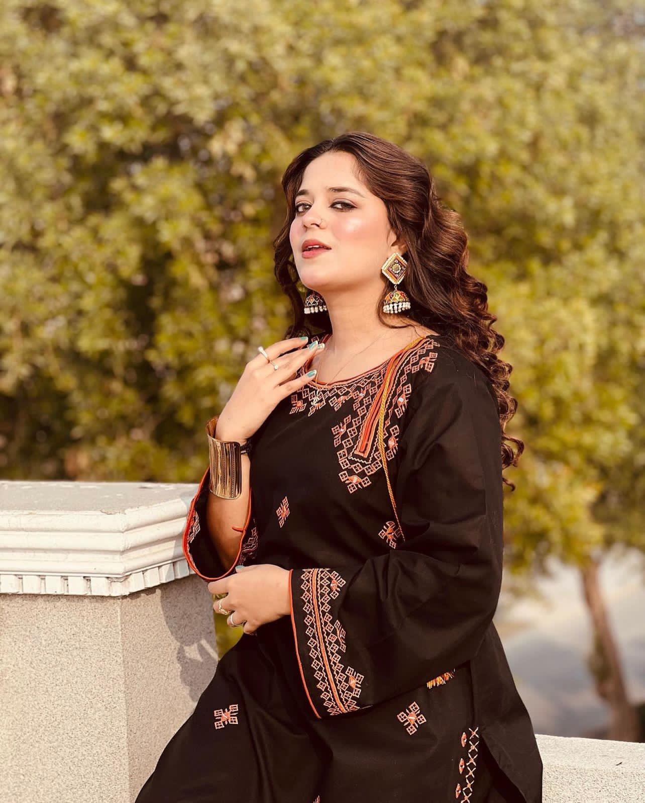 Blochi Embroidery 2Pc